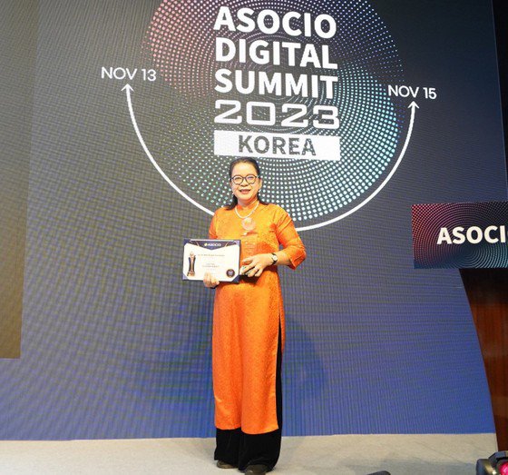 Phó Giám đốc Sở TT-TT TPHCM Võ Thị Trung Trinh đại diện TPHCM nhận Giải thưởng Chính phủ số tại Hội nghị ASOCIO Digital Summit